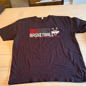 NWOT UConn Men’s Big East Basketball T-Shirt Men’s Size XL